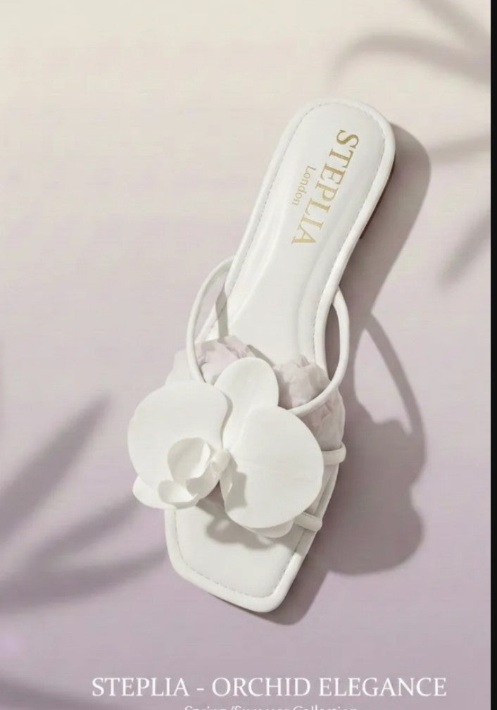 Trendy Floral Flat